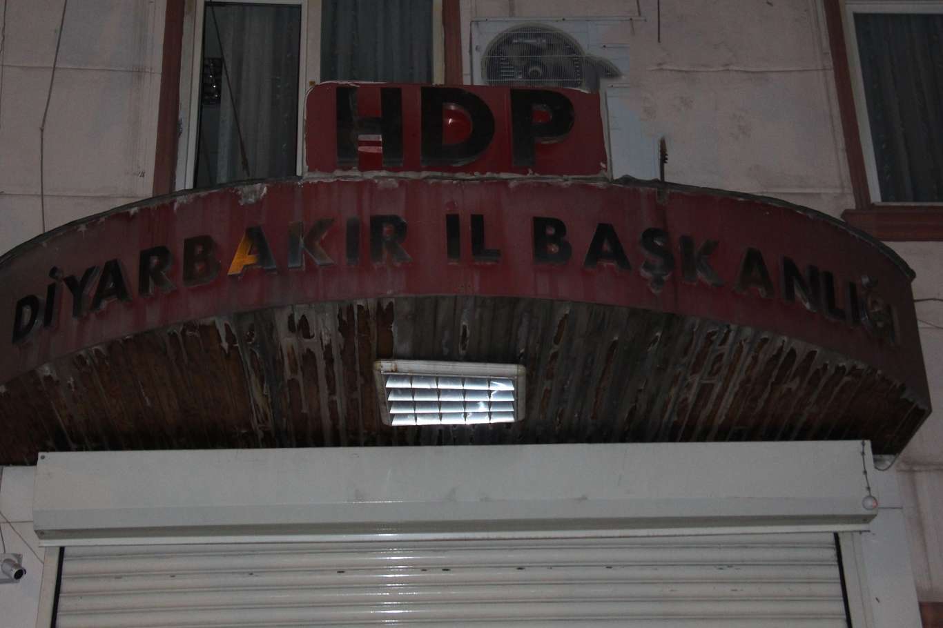 HDP önündeki ailelerin evlat nöbeti gece de devam ediyor